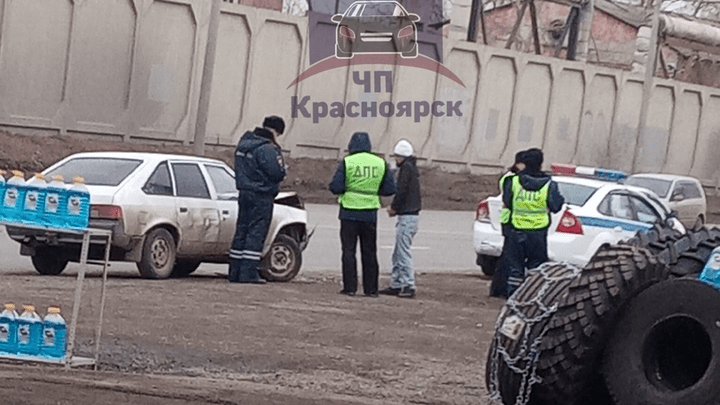«Новый пранк?»: компания молодых людей на «Москвиче» протаранила стоящую патрульную машину