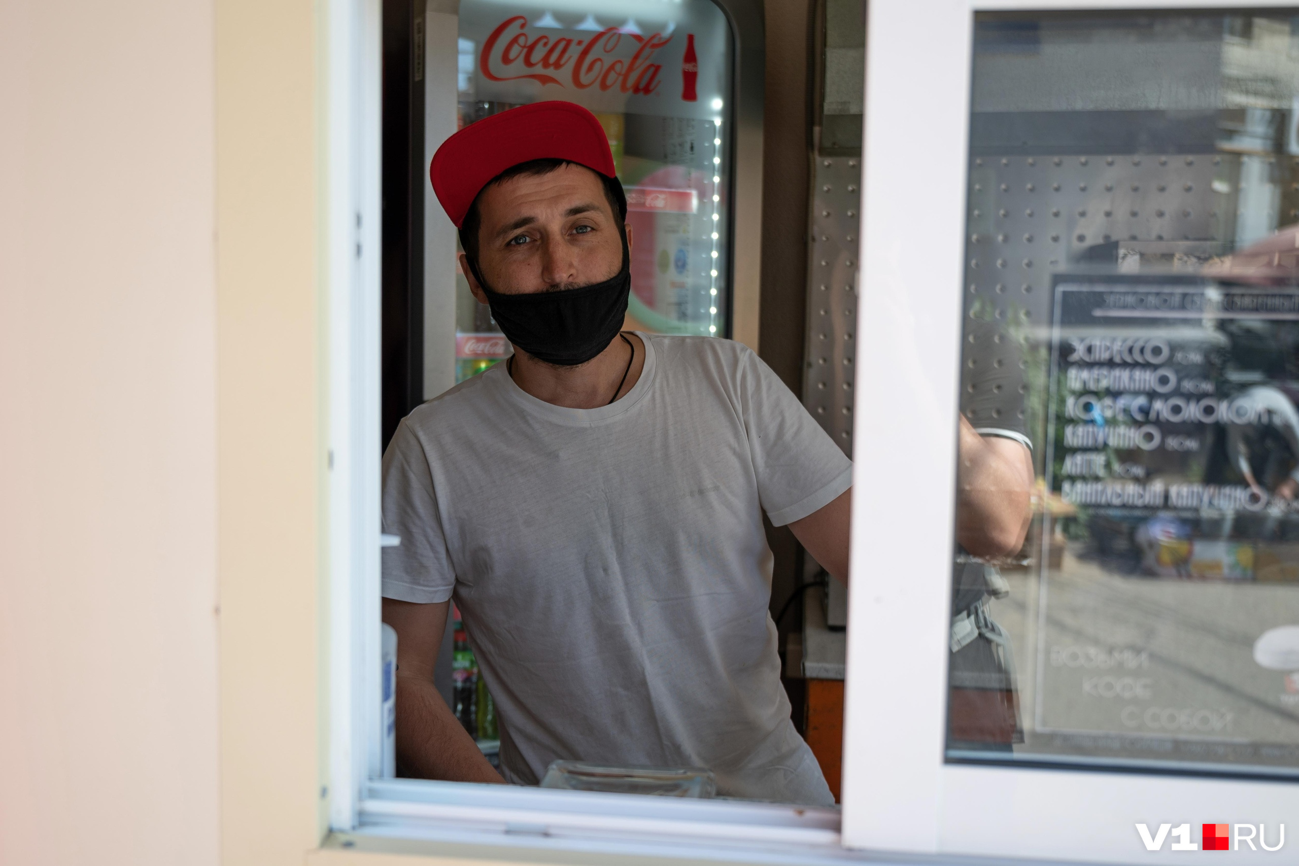 По словам продавцов, на волгоградской жаре в маске можно задохнуться По словам продавцов, на волгоградской жаре в маске можно задохнуться