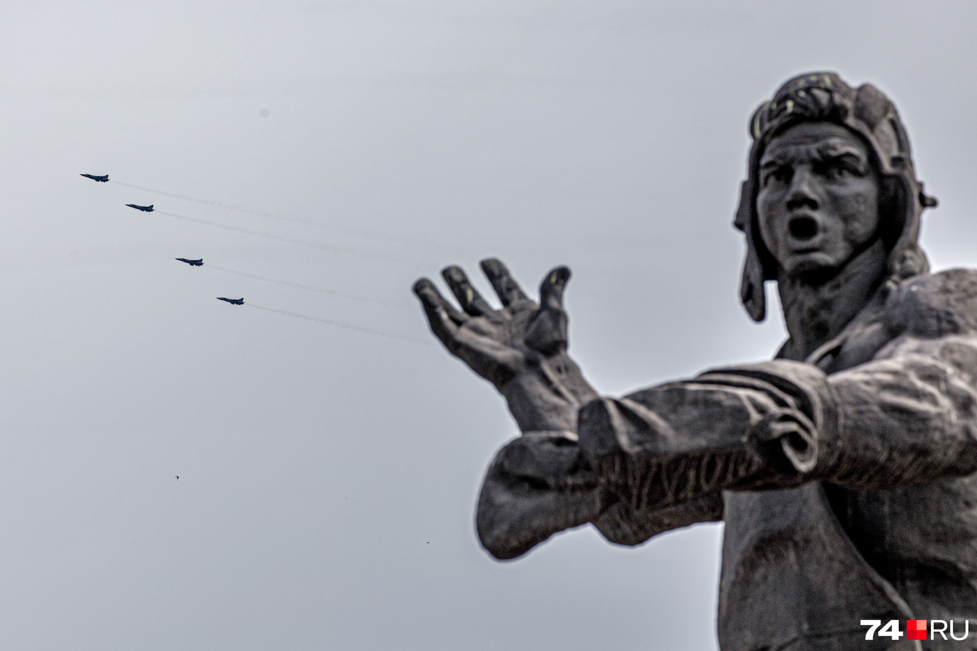 В Челябинске полноценного парада не было, в небо взмыла военная техника В Челябинске полноценного парада не было, в небо взмыла военная техника