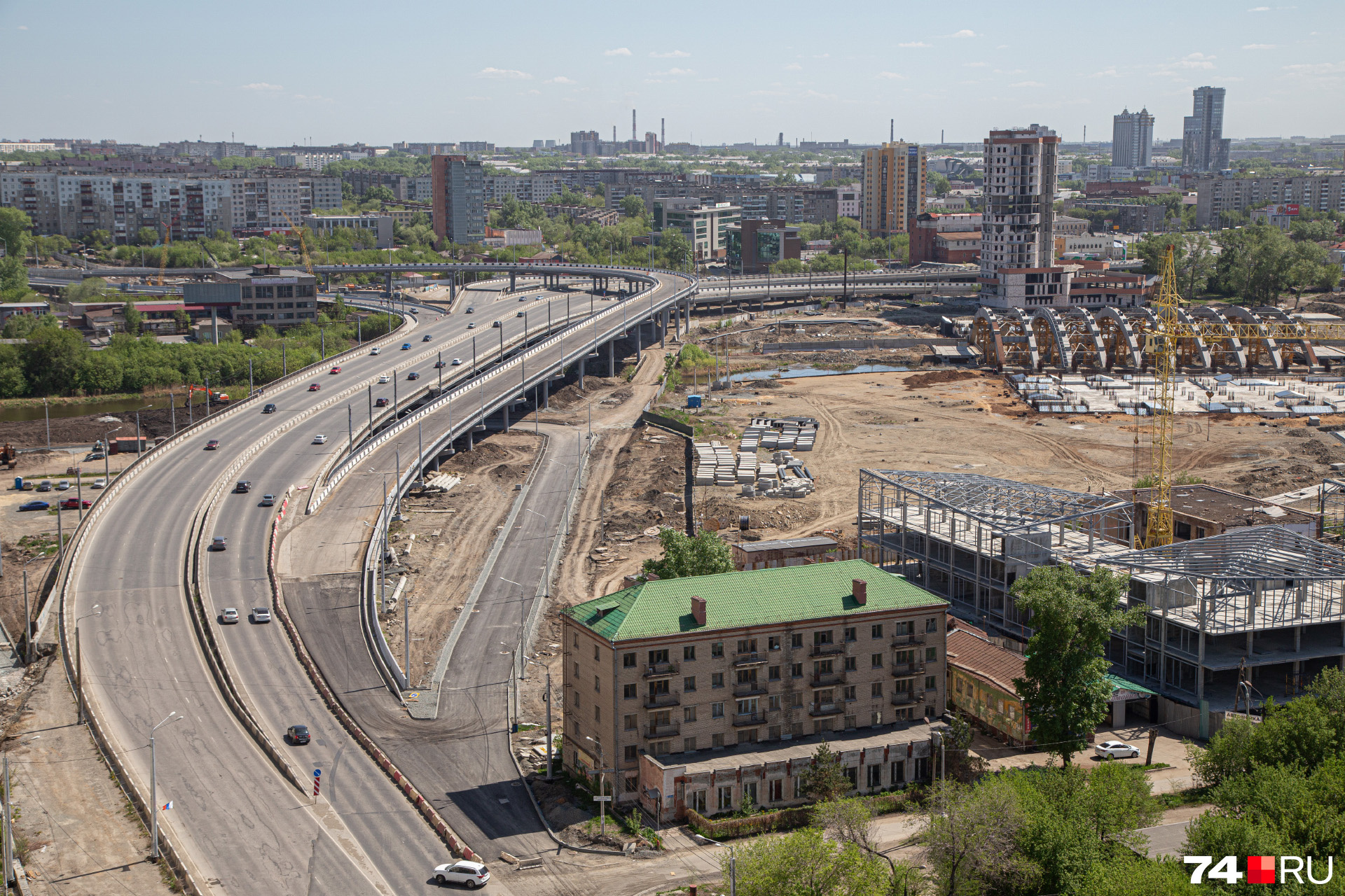 В качестве аргументов те, кто был против моста, называли высокий уровень шума от автомобилей в центре города, а также грязный воздух В качестве аргументов те, кто был против моста, называли высокий уровень шума от автомобилей в центре города, а также грязный воздух