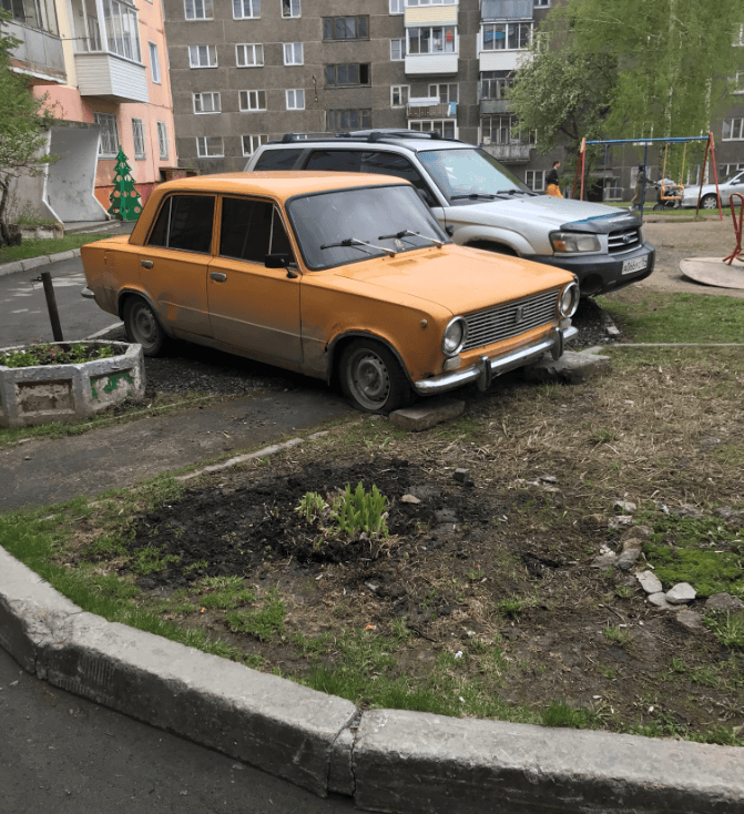 Парковка во дворе на траве и дорожке Парковка во дворе на траве и дорожке