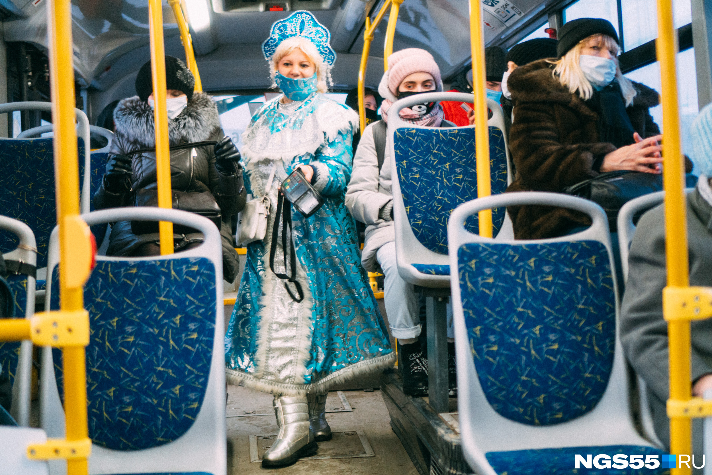 С такой Снегурочкой салон автобуса превращается в ледяную усадьбу Деда Мороза