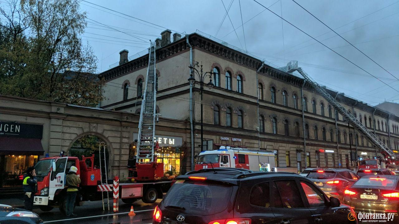 На Кирочной горит крыша жилого дома. Пожару присвоили повышенный номер  сложности - 22 октября 2020 - ФОНТАНКА.ру