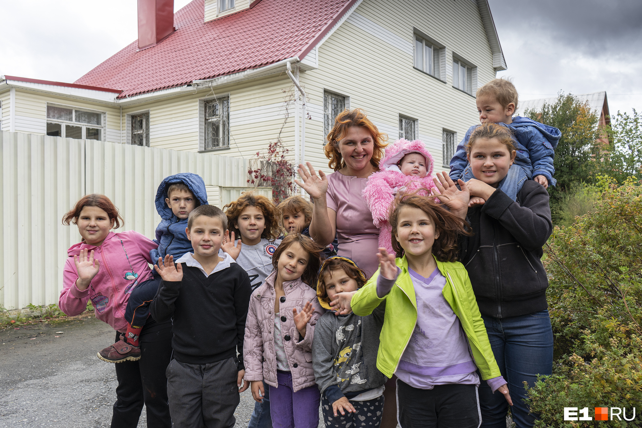 Скандал длиной в семь лет. Уральской семье с 12 детьми, которой меценат подарил дом, дали землю в Тугулыме