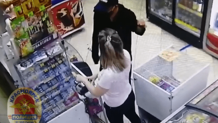 Когда граната не впечатлила, достал нож: мужчина дерзко ограбил магазин в «Солнечном»