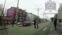 Заколдованный переход: на Мичурина пешеходы чудом отскочили от несущегося на красный авто. Видео