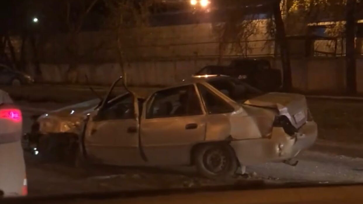 На улице Ларина пострадал водитель «Нексии» после аварии с автобусом