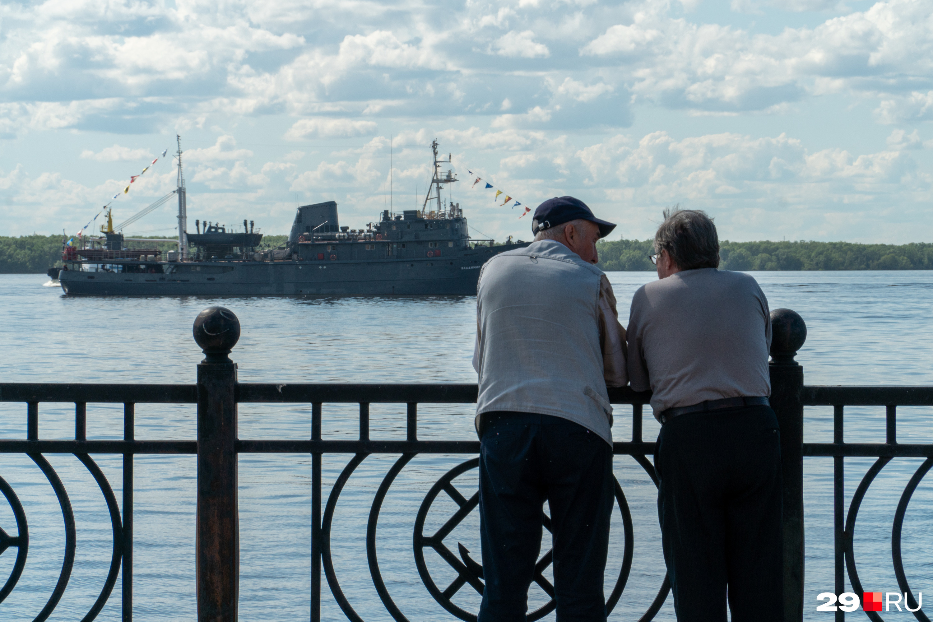 Жители Архангельска вышли на набережную — не каждый день на Северной Двине стоят военные корабли