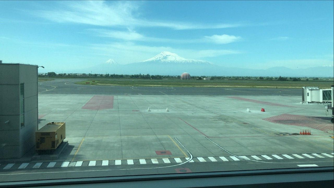 Вид из аэропорта в Ереване завораживает