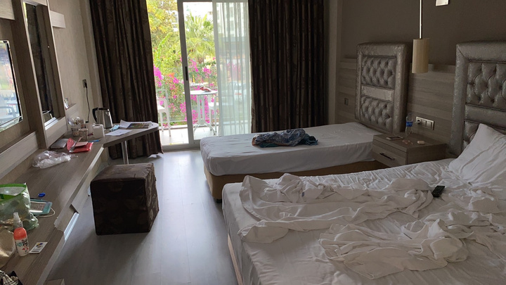 «За ребенка мне страшно»: пермячку с дочерью заперли в турецком отеле под предлогом карантина из-за коронавируса