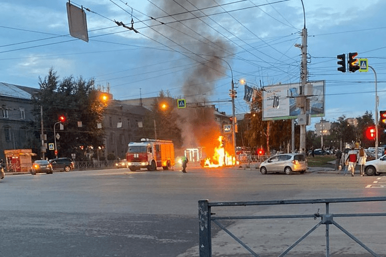 В новосибирске загорелся автомобиль