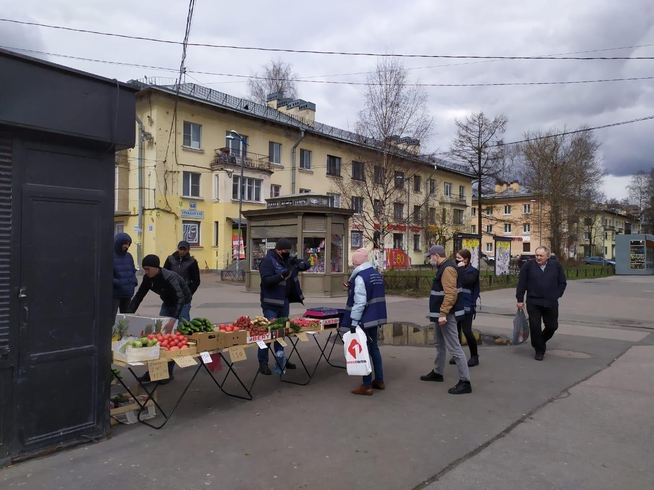 В Петербурге поймали торговцев цветами, перчатками, очками и шавермой.  Предпринимателям грозит штраф до 300 тысяч рублей - 20 апреля 2020 -  ФОНТАНКА.ру