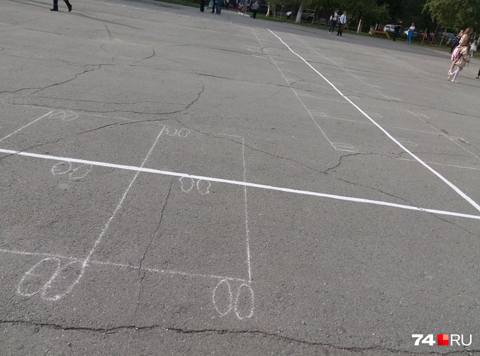 На площадке перед школой расчертили разметку для первоклашек