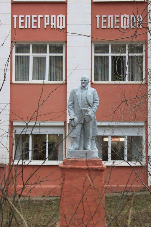 Ильич призывал во время революции первым делом захватить телеграф, телефон, почту и вокзалы. На этом фото из Березников он в точности следует собственным рекомендациям Ильич призывал во время революции первым делом захватить телеграф, телефон, почту и вокзалы. На этом фото из Березников он в точности следует собственным рекомендациям