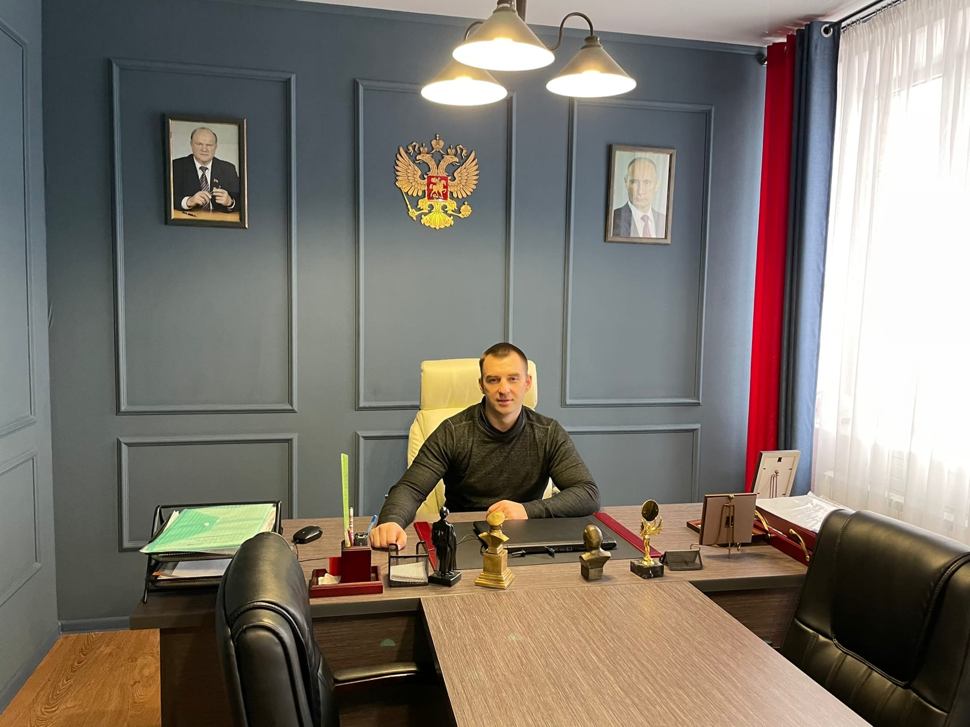 Илья Кузьмин в своем рабочем кабинете