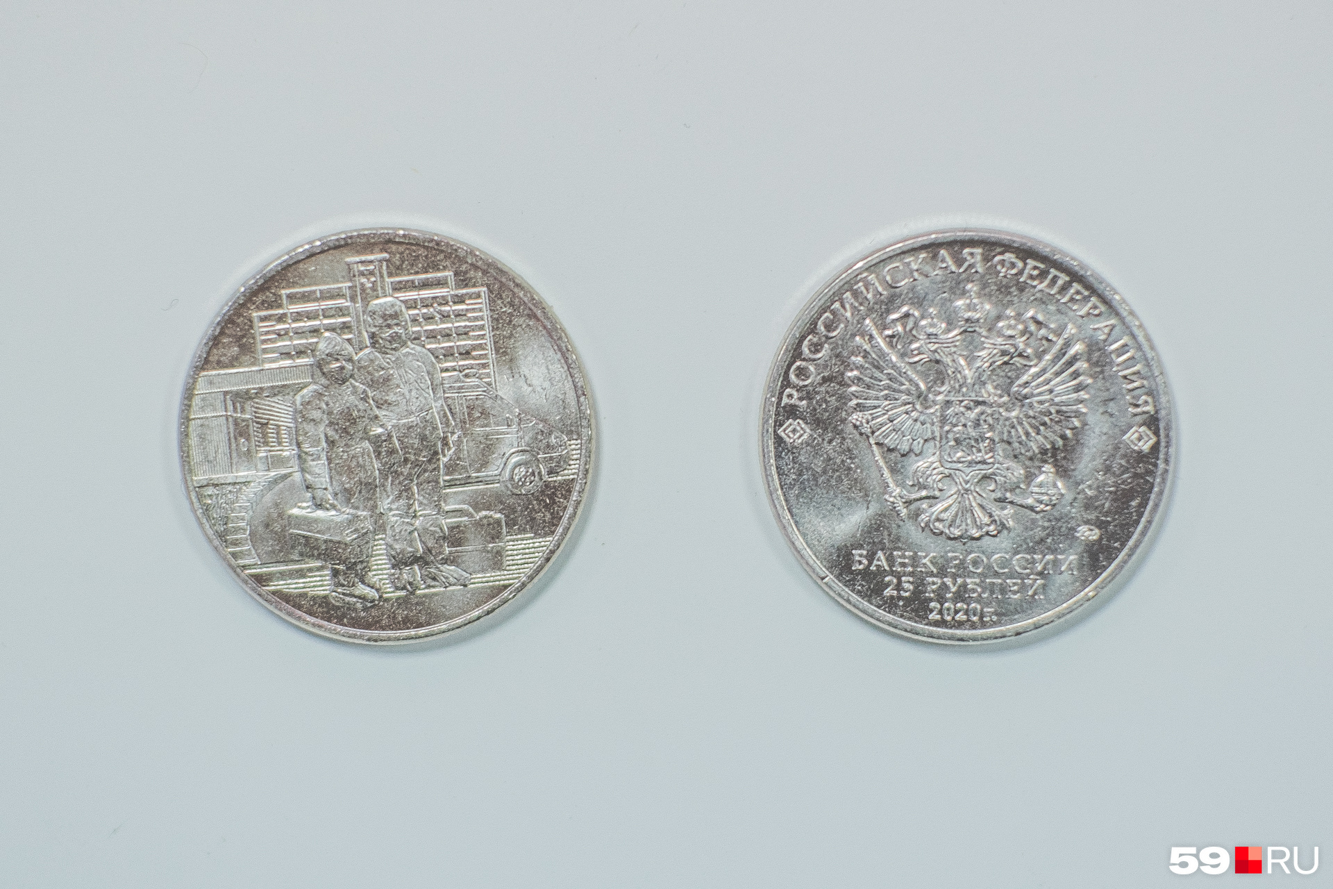 Вторая сторона монеты выглядит привычно: с гербом и датой выпуска 