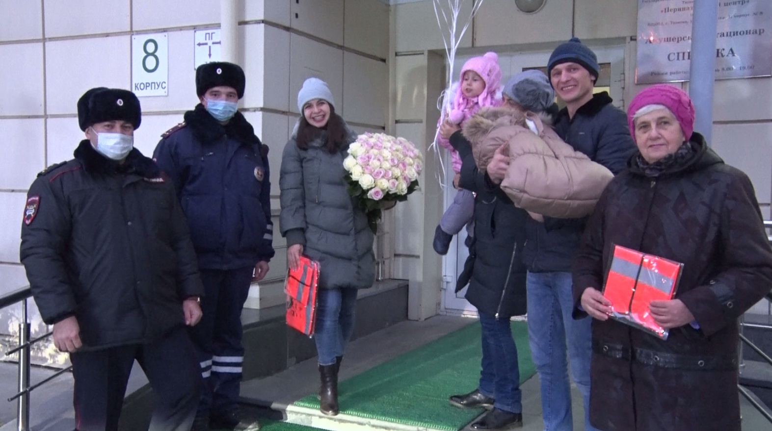 Карина и ее муж Алексей от всего сердца поблагодарили полицейских за неоценимую помощь<br>