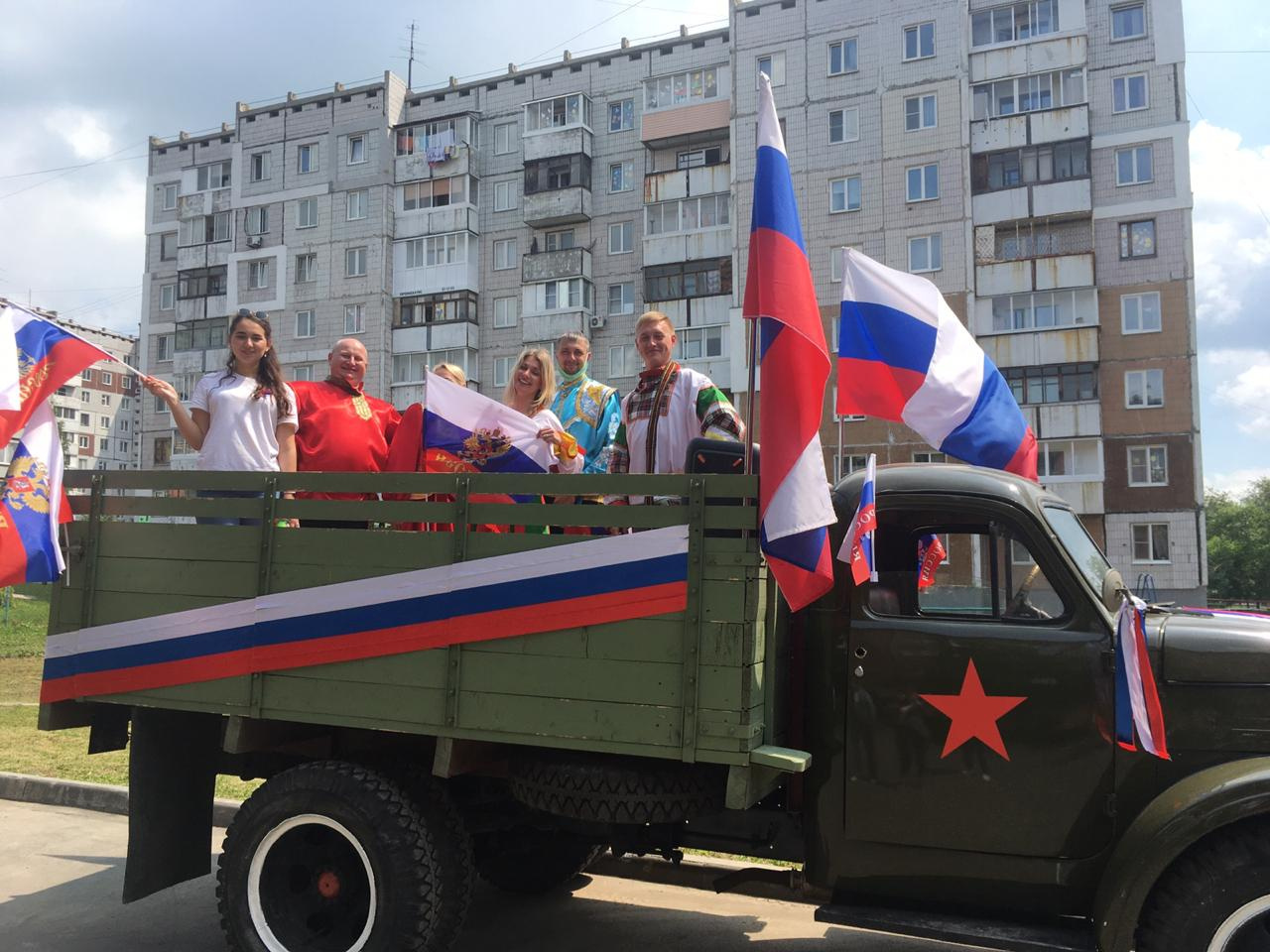 Праздник поехали. С праздником города Кемерово 12 июня. 300 Лет Кузбассу Новокузнецк. ТАСС.фото.Кузбасс 300. День флага Кемерово 2020 бульвар.