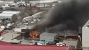 На Караульной загорелось здание автомойки с кафе
