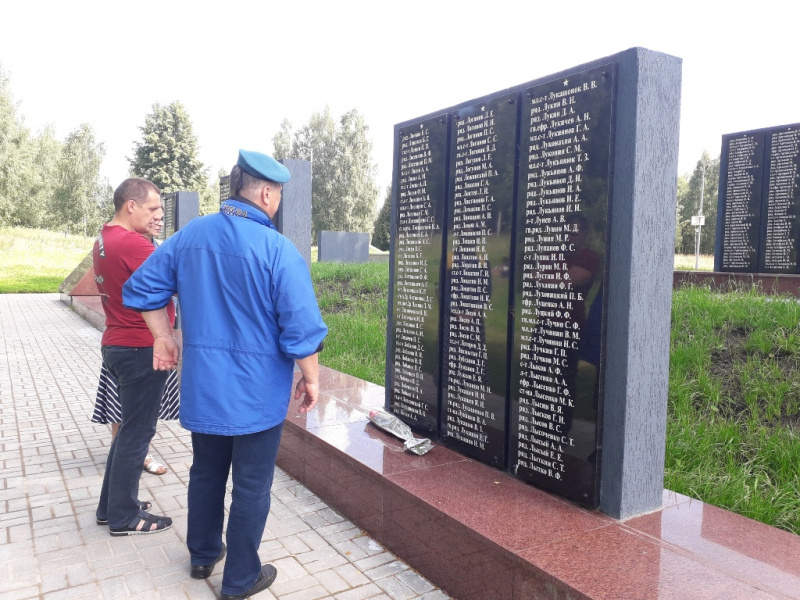 Поисковики побывали у мемориала, где захоронены останки красноярского бойца 