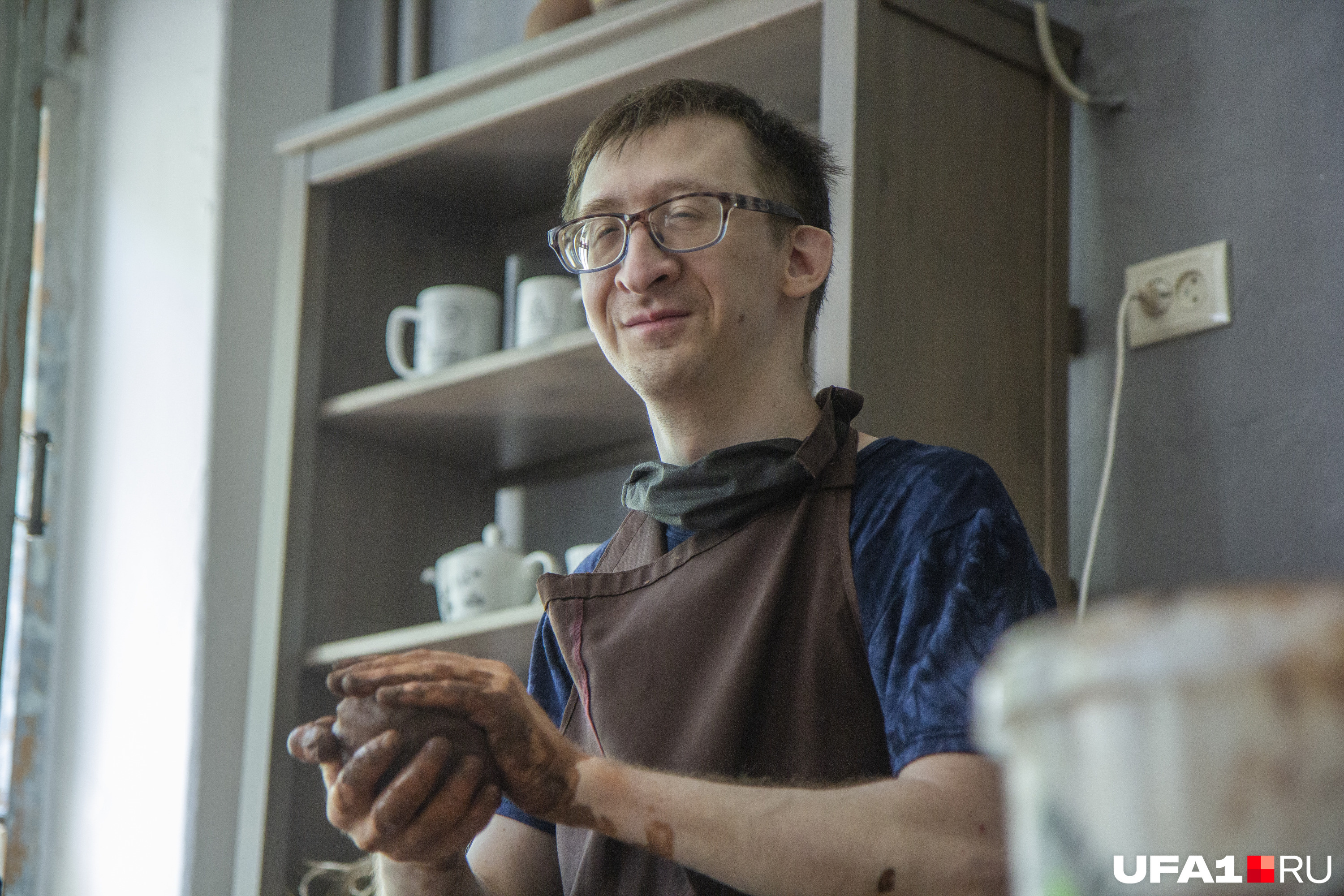 Эдуард — инвалид по зрению, но это не мешает ему лепить из глины Эдуард — инвалид по зрению, но это не мешает ему лепить из глины