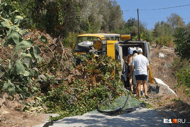 Автобус врезался в дерево и упал на левый бок