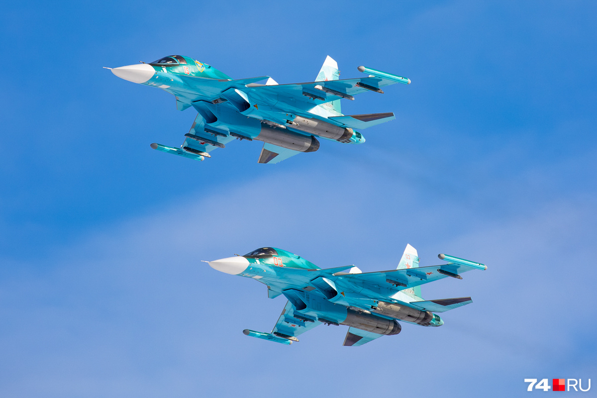 Планируется, что в праздничный день в небо одномоментно поднимутся четыре Су-34