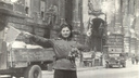 Регулировщица из Куйбышева у здания Рейхстага: «Она заставила немцев чинить дорогу»
