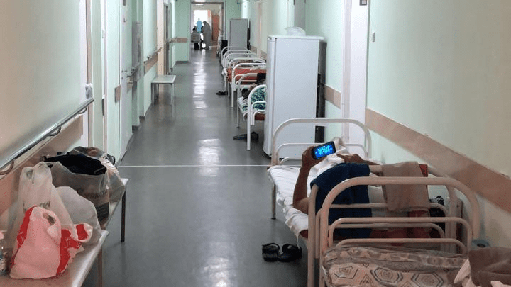 «Люди с пневмонией лежат в холодном коридоре»: пациент 24-й больницы показал, как там лечат COVID-19