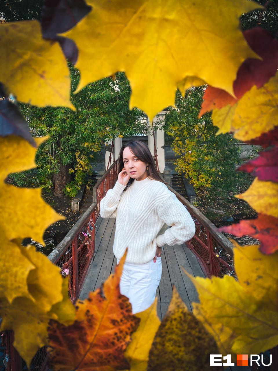 Осенняя фотосессия с зонтом с листьями