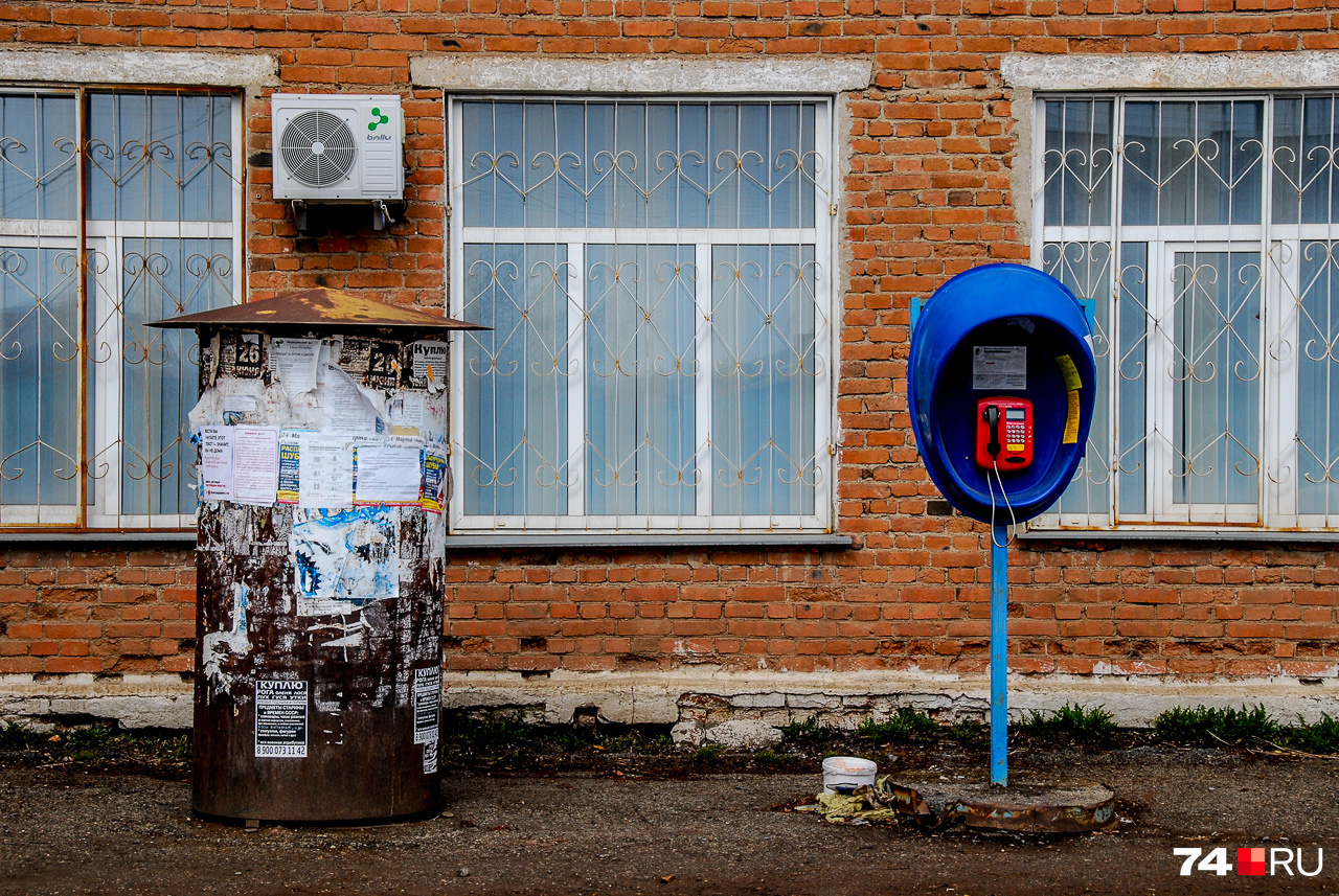 Телефонные автоматы с недавних пор появились даже в самых глухих селениях Урала, не говоря о небольших городах