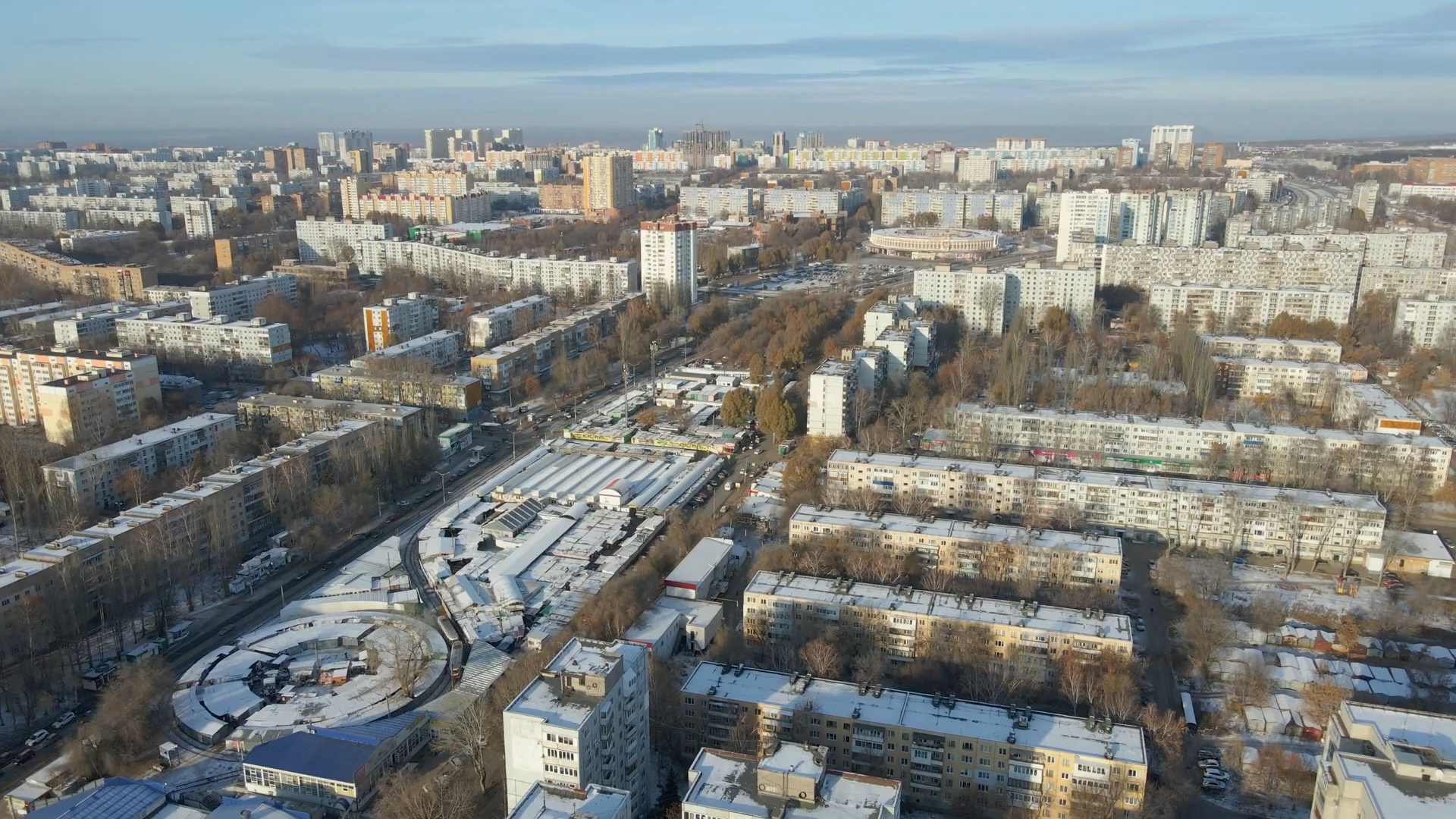 Рынок в 15-м микрорайоне растянулся вдоль домов Рынок в 15-м микрорайоне растянулся вдоль домов