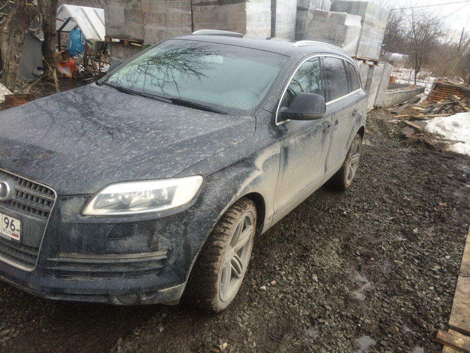 Та самая Audi, на которой Панников устроил погром. На своей странице бизнесмен выложил фото автомобиля с подписью «Танки грязи не боятся» Та самая Audi, на которой Панников устроил погром. На своей странице бизнесмен выложил фото автомобиля с подписью «Танки грязи не боятся»