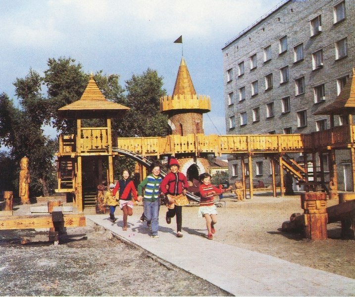 Детский городок у семейного общежития завода АТЭ на Осипенко в 1980-е. Наверное, детвора из других дворов завидовала этим детям