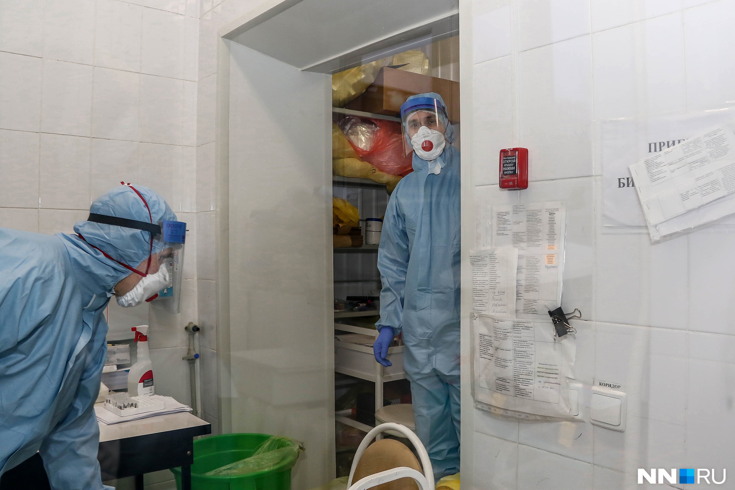 Это одна из самых «грязных» зон лаборатории. Здесь медработники принимают в работу сданные пациентами мазки 