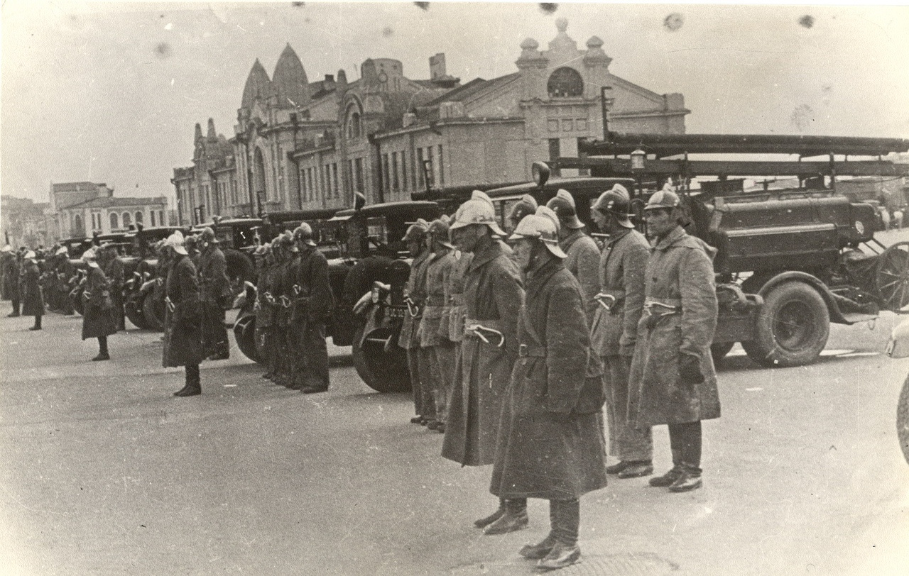 Спасатели МАСС в Новосибирске опубликовали во «ВКонтакте» фото парада пожарных на площади Ленина в 1935 году