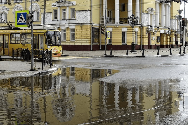 Вот уже много лет лужа на улице Пушкина стоит намертво, а ливнёвка совсем рядом, но принять воду никак не может из-за неправильного уклона Вот уже много лет лужа на улице Пушкина стоит намертво, а ливнёвка совсем рядом, но принять воду никак не может из-за неправильного уклона