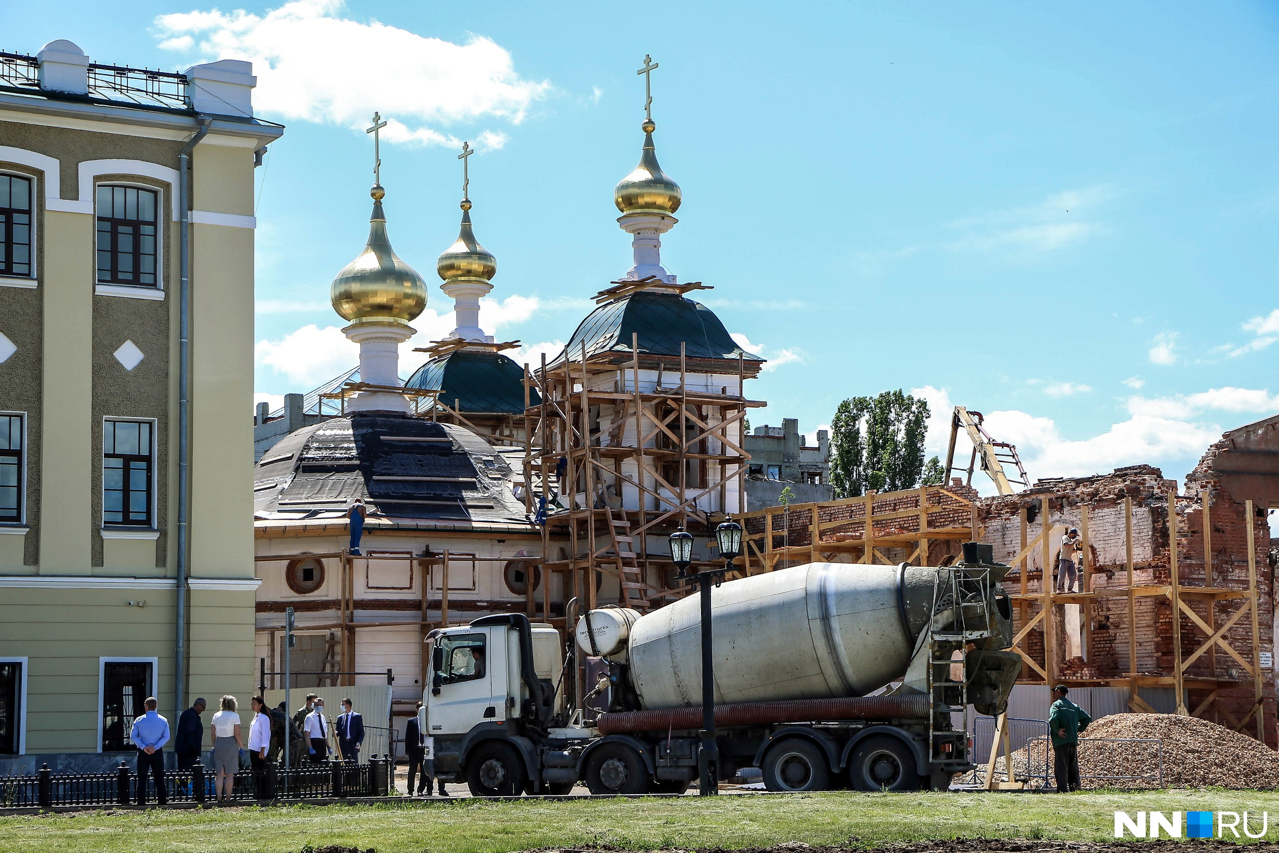 В военном манеже кремля реставрируют Никольскую церковь