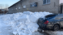 Засыпало пять машин на Дунаевского: очевидцы сняли на видео сход снега с крыши