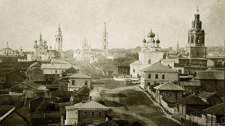 Старая фотография города: церквей было очень много Старая фотография города: церквей было очень много