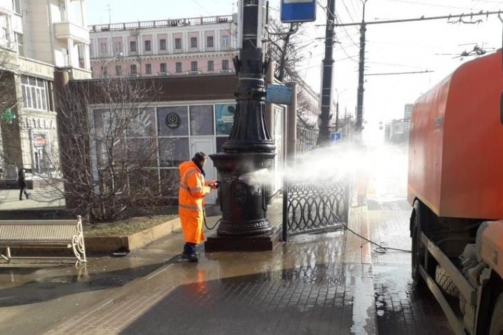 В Челябинске уже моют опоры столбов и дорожные ограждения, мэр попросила начать убирать и сами проезжие части В Челябинске уже моют опоры столбов и дорожные ограждения, мэр попросила начать убирать и сами проезжие части