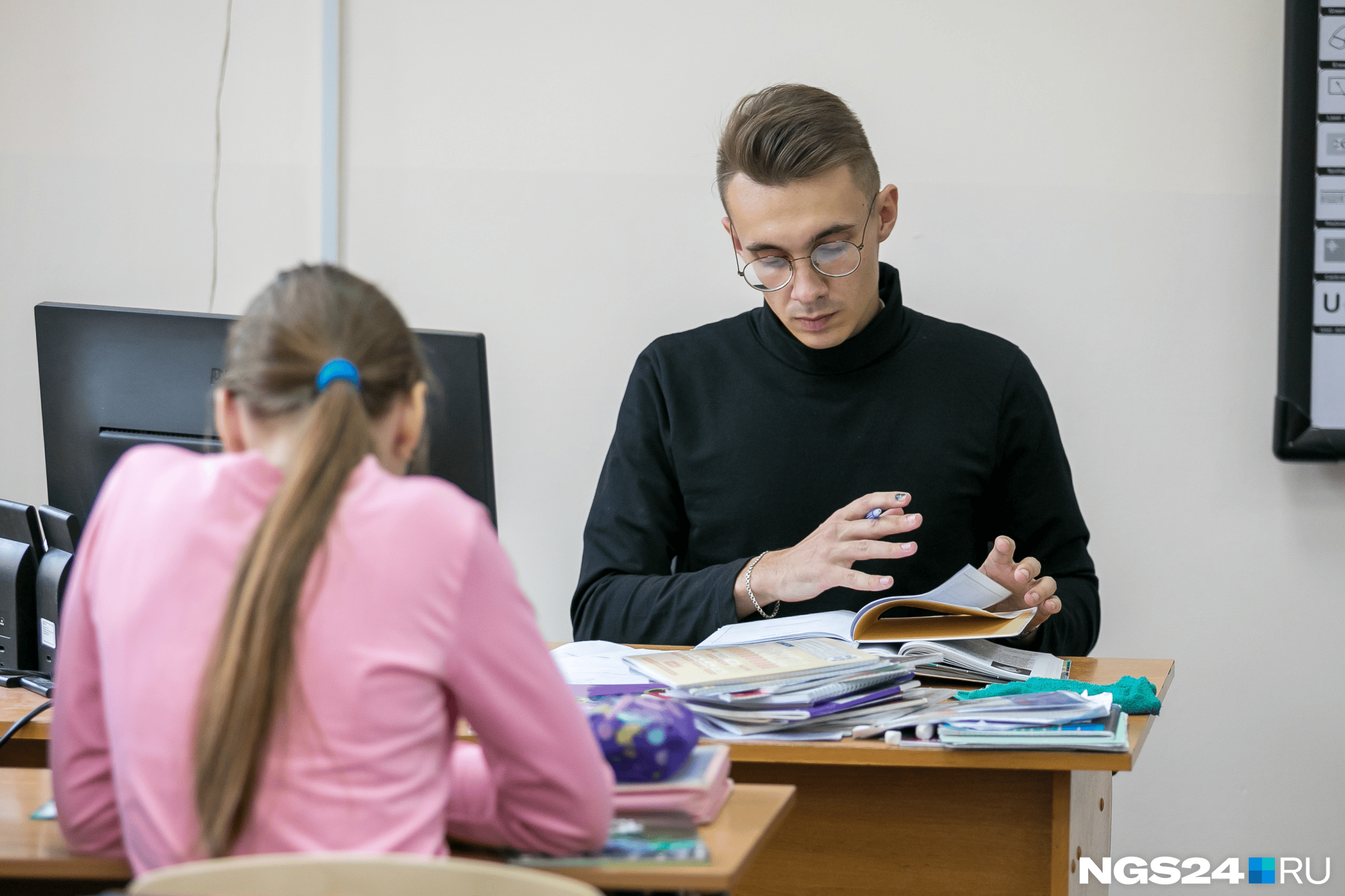 На уроке Владислав одновременно строг и добродушен На уроке Владислав одновременно строг и добродушен