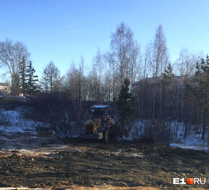 Трактор вспахал большой кусок территории Трактор вспахал большой кусок территории
