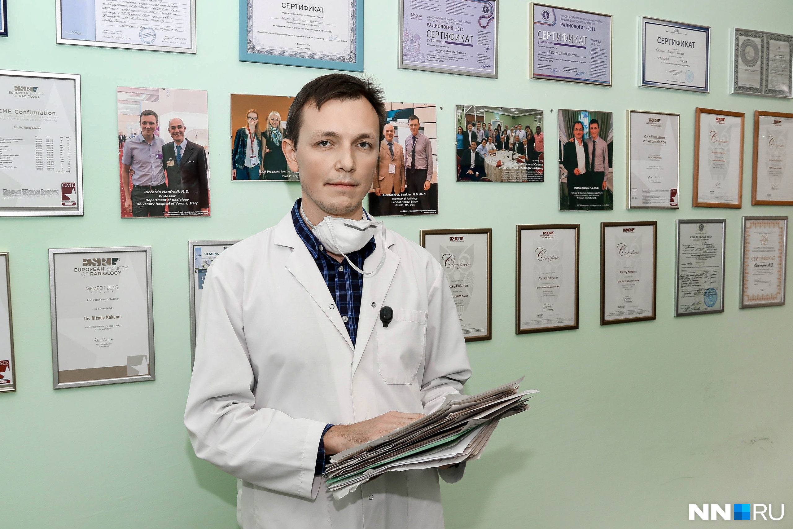 Дипломы и сертификаты Алексея Кокунина занимают всю стену