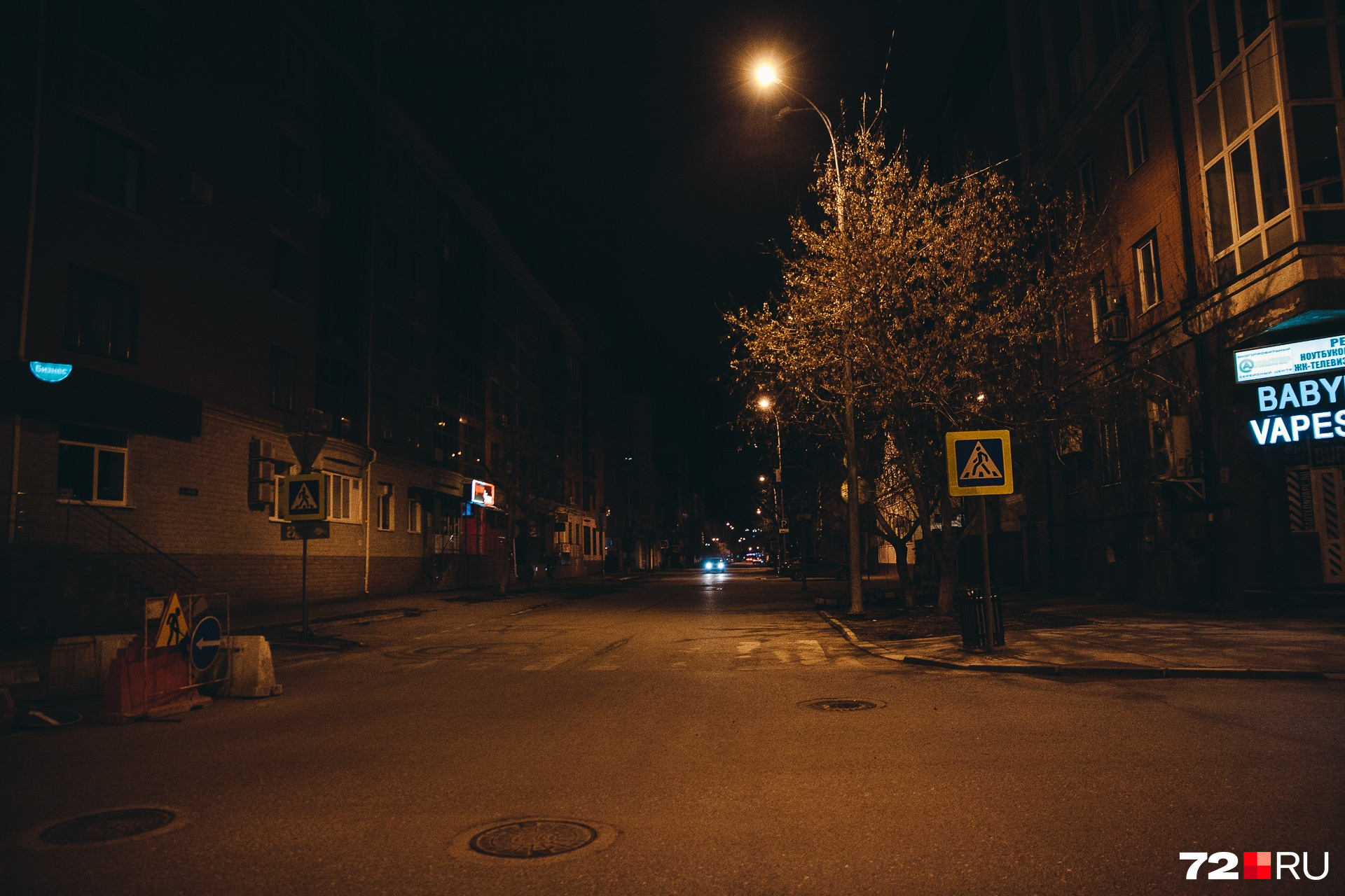 Так выглядела одна из улиц в центре поздним вечером. Здесь изредка проезжали машины