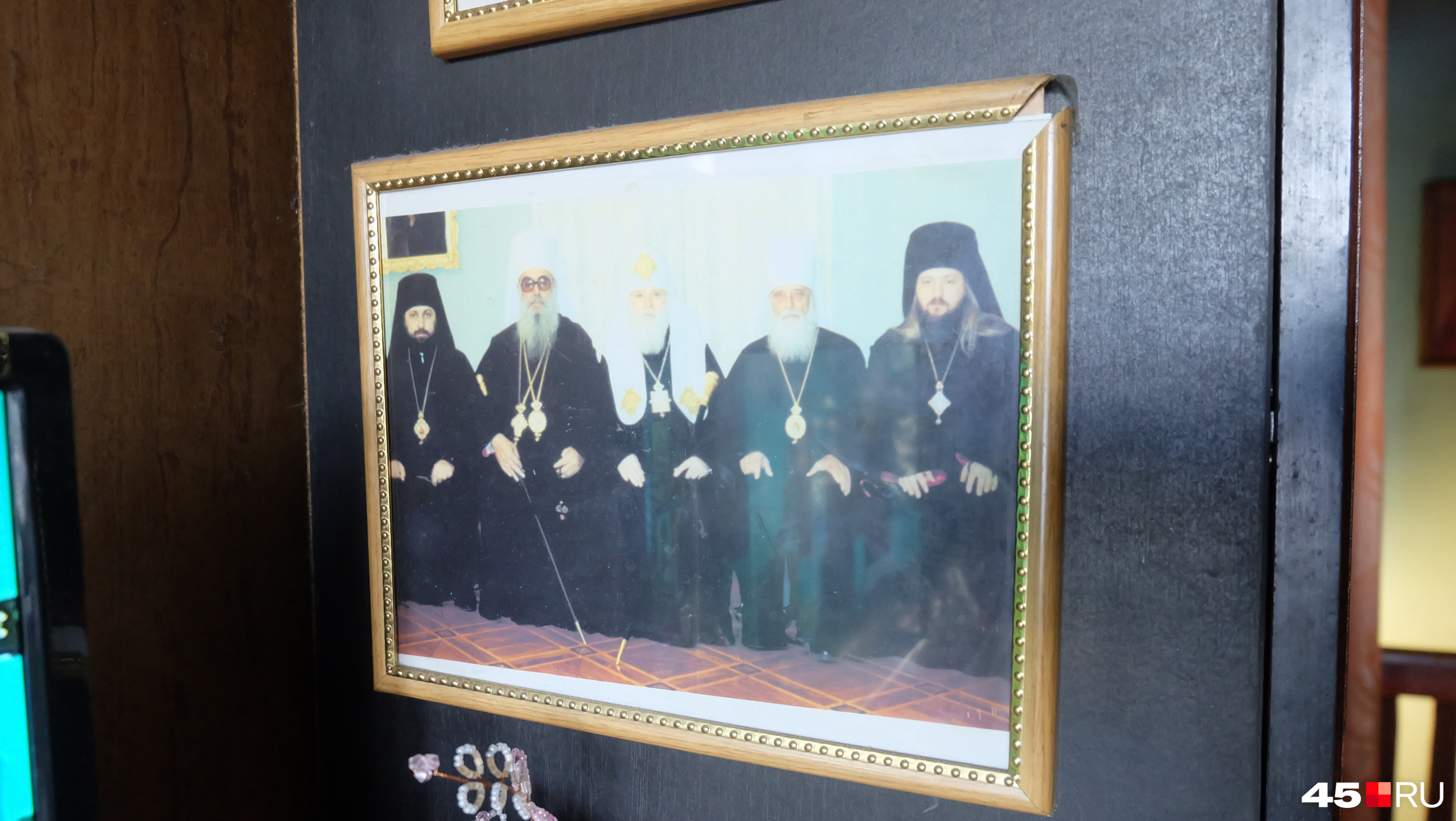 В келье священника среди множества фотографий висит совместное фото с украинским митрополитом Филаретом
