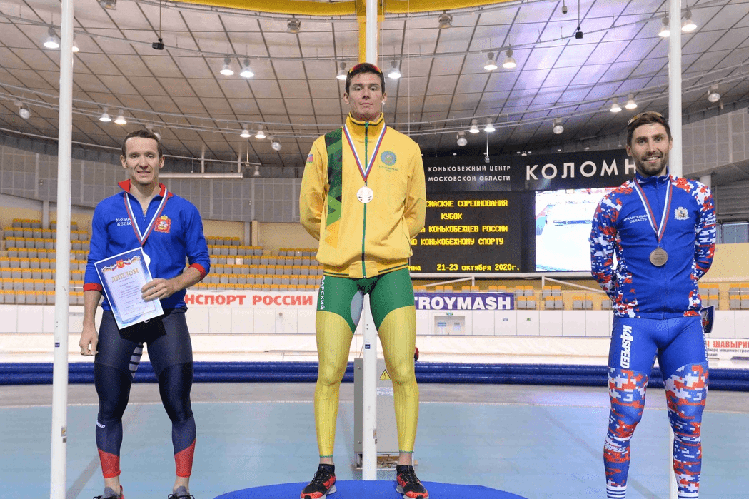 Тройка конькобежцев-победителей на дистанции 5 тысяч метров. Александр Румянцев — крайний справа