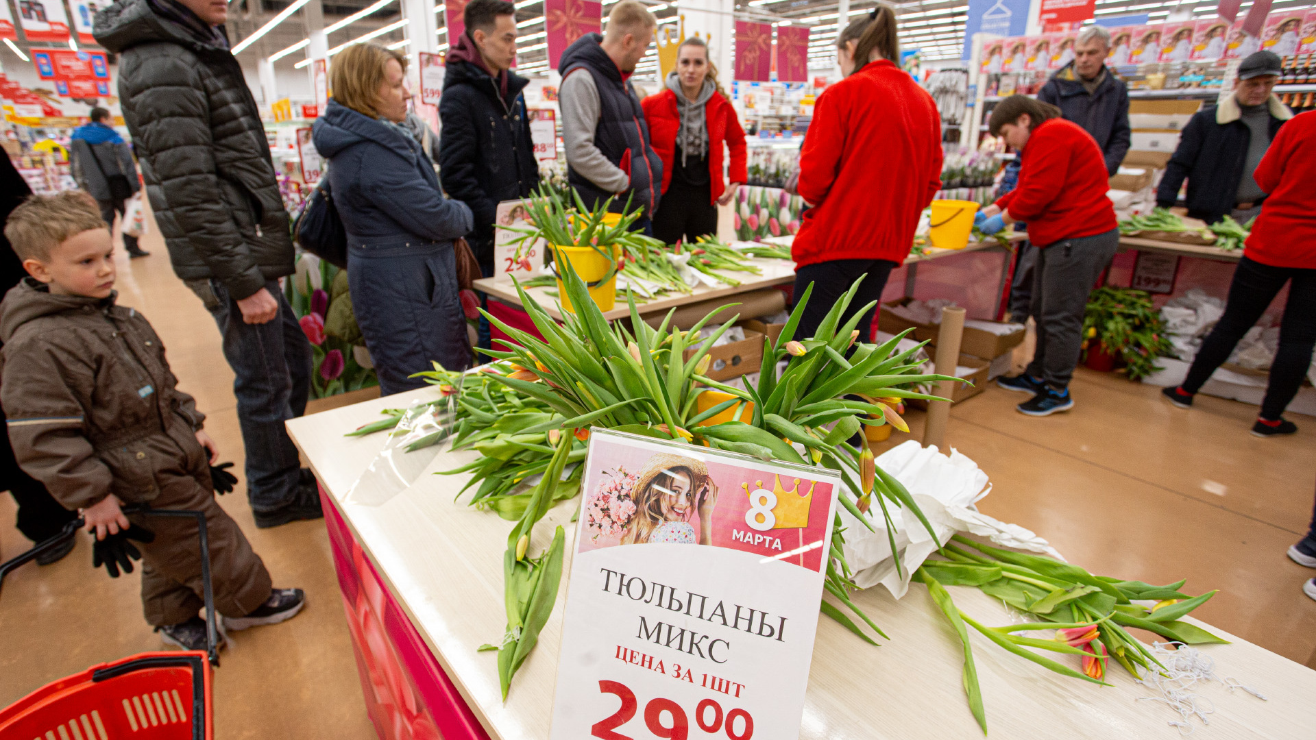 Очереди за букетами и тюльпаны в багажниках: 8 Марта Челябинск накрыл цветочный ажиотаж