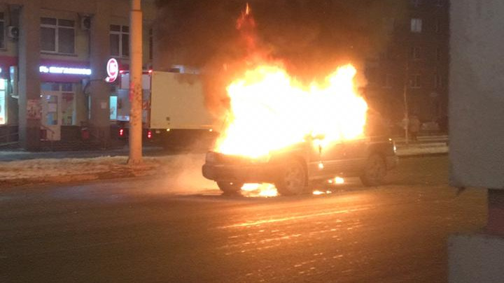 «Водитель ее облил бензином и поджег»: в Пионерском посреди дороги сгорела машина
