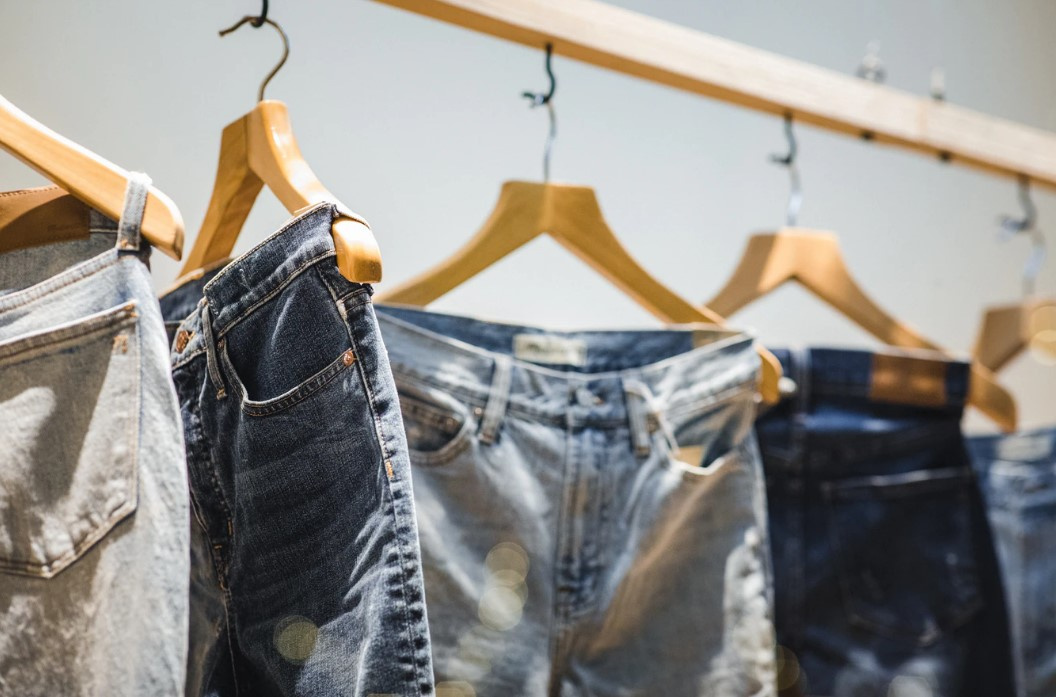 Любые виды одежды — от пиджака и джинсов до кожаного плаща и шубы — могут быть отремонтированы и при необходимости подогнаны по фигуре